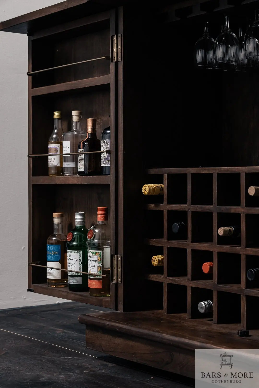 Bar Cabinet - Queen - Expandable on wheels